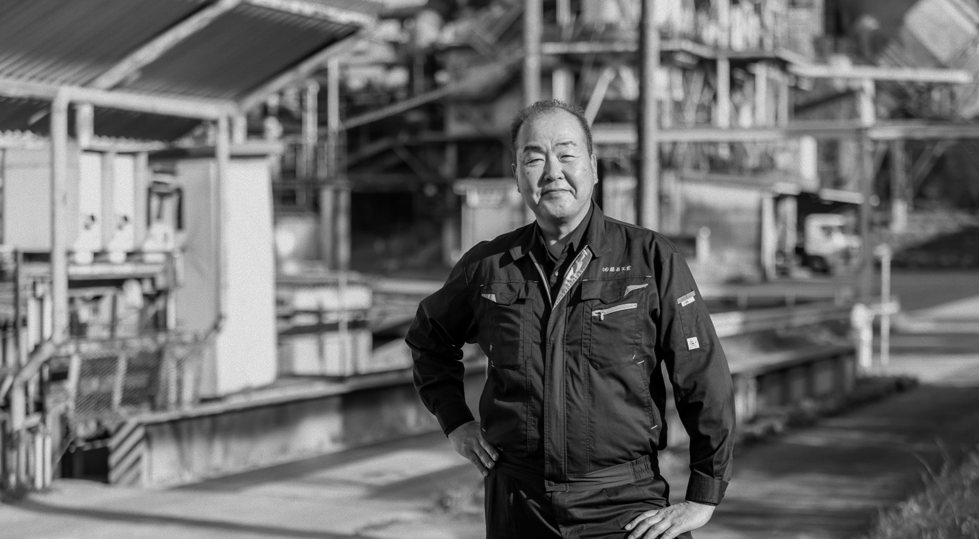 藤原工業は、創業以来「凡事徹底」を信条に歩んでまいりました。どれほど大きな設備や複雑な工程も、結局は一つひとつの基本動作の積み重ねです。その一つを疎かにしないことが、社会インフラを支える責任を果たすことにつながります。 私たちの仕事は決して華やかなものではありません。しかし、止まることが許されない産業を陰で支えるという誇りがあります。これからも社員一人ひとりが「凡事徹底」を胸に刻み、誠実に仕事と向き合い、地域社会に信頼される企業であり続けることをお約束いたします。