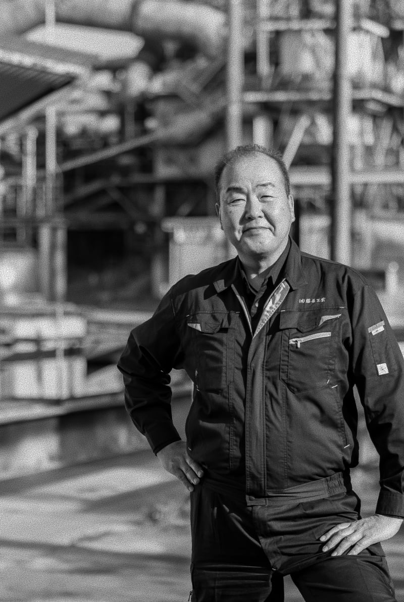 藤原工業は、創業以来「凡事徹底」を信条に歩んでまいりました。どれほど大きな設備や複雑な工程も、結局は一つひとつの基本動作の積み重ねです。その一つを疎かにしないことが、社会インフラを支える責任を果たすことにつながります。 私たちの仕事は決して華やかなものではありません。しかし、止まることが許されない産業を陰で支えるという誇りがあります。これからも社員一人ひとりが「凡事徹底」を胸に刻み、誠実に仕事と向き合い、地域社会に信頼される企業であり続けることをお約束いたします。